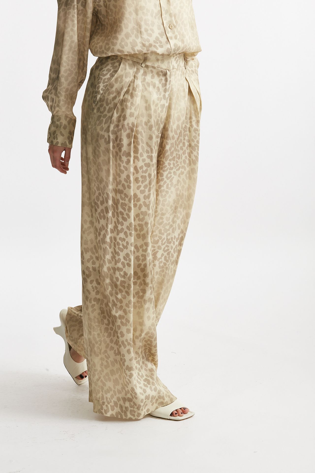 Pantalone in fantasia animalier vita alta