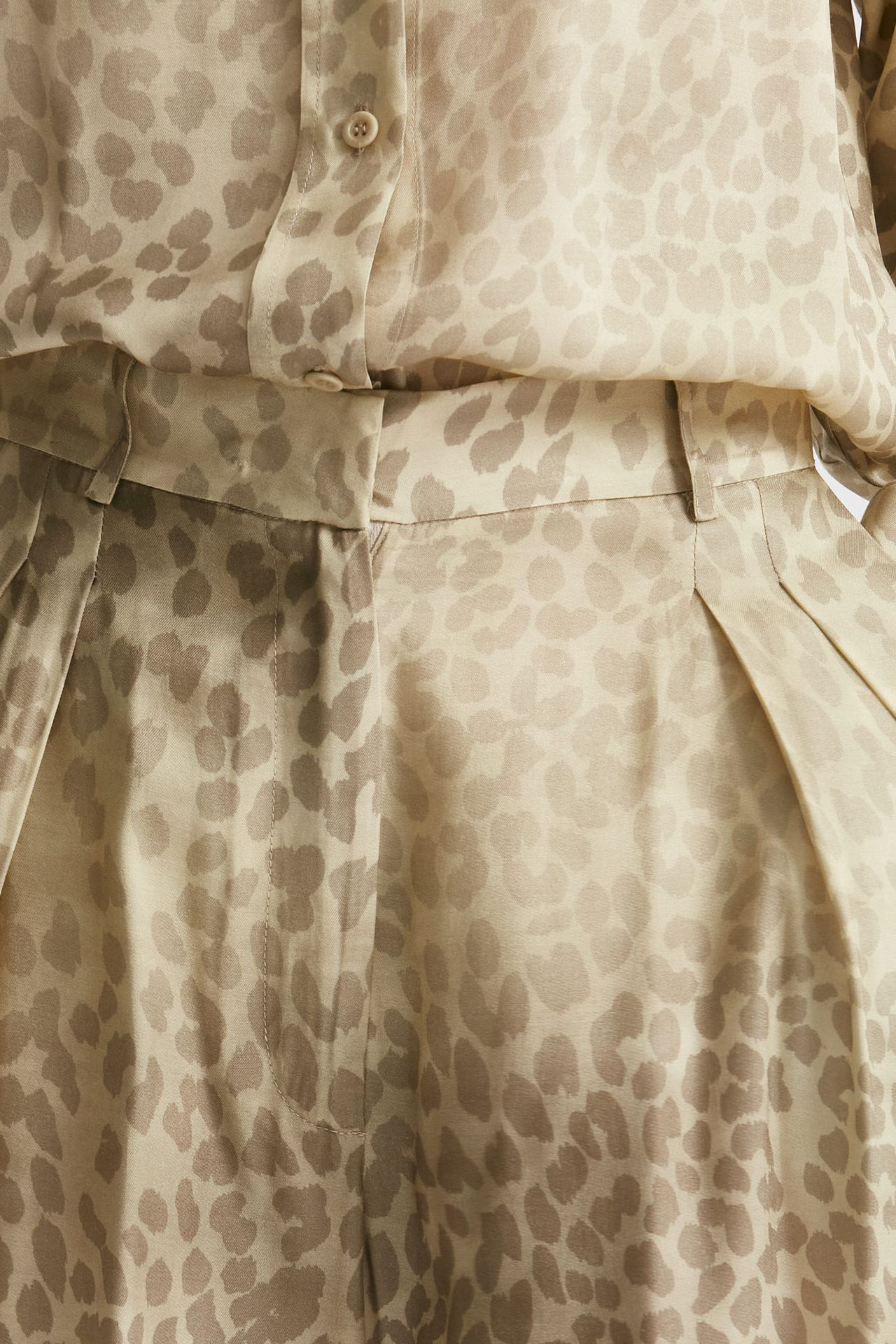 Pantalone in fantasia animalier vita alta