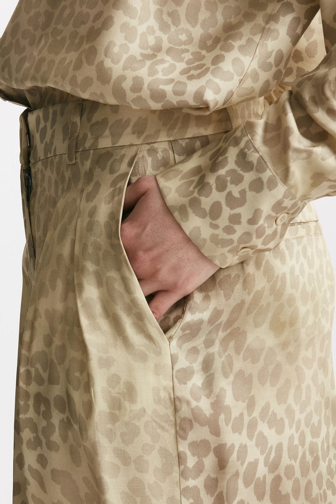 Pantalone in fantasia animalier vita alta