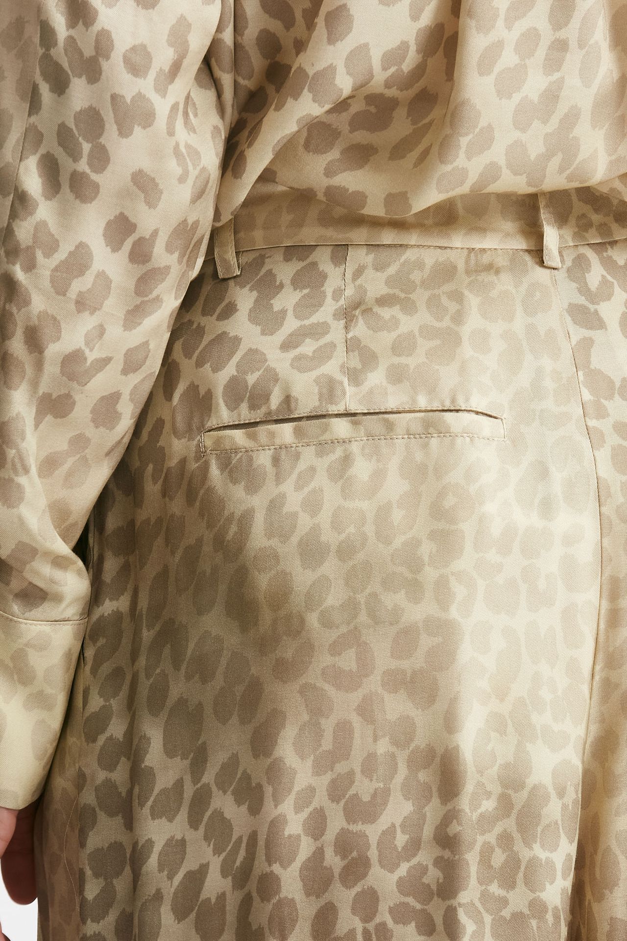 Pantalone in fantasia animalier vita alta