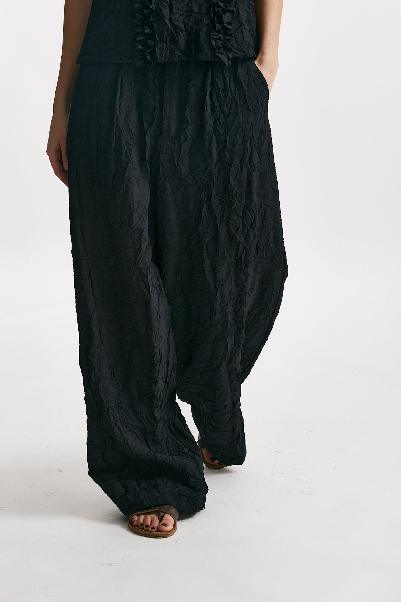 Pantalone loose effetto stropicciato nero