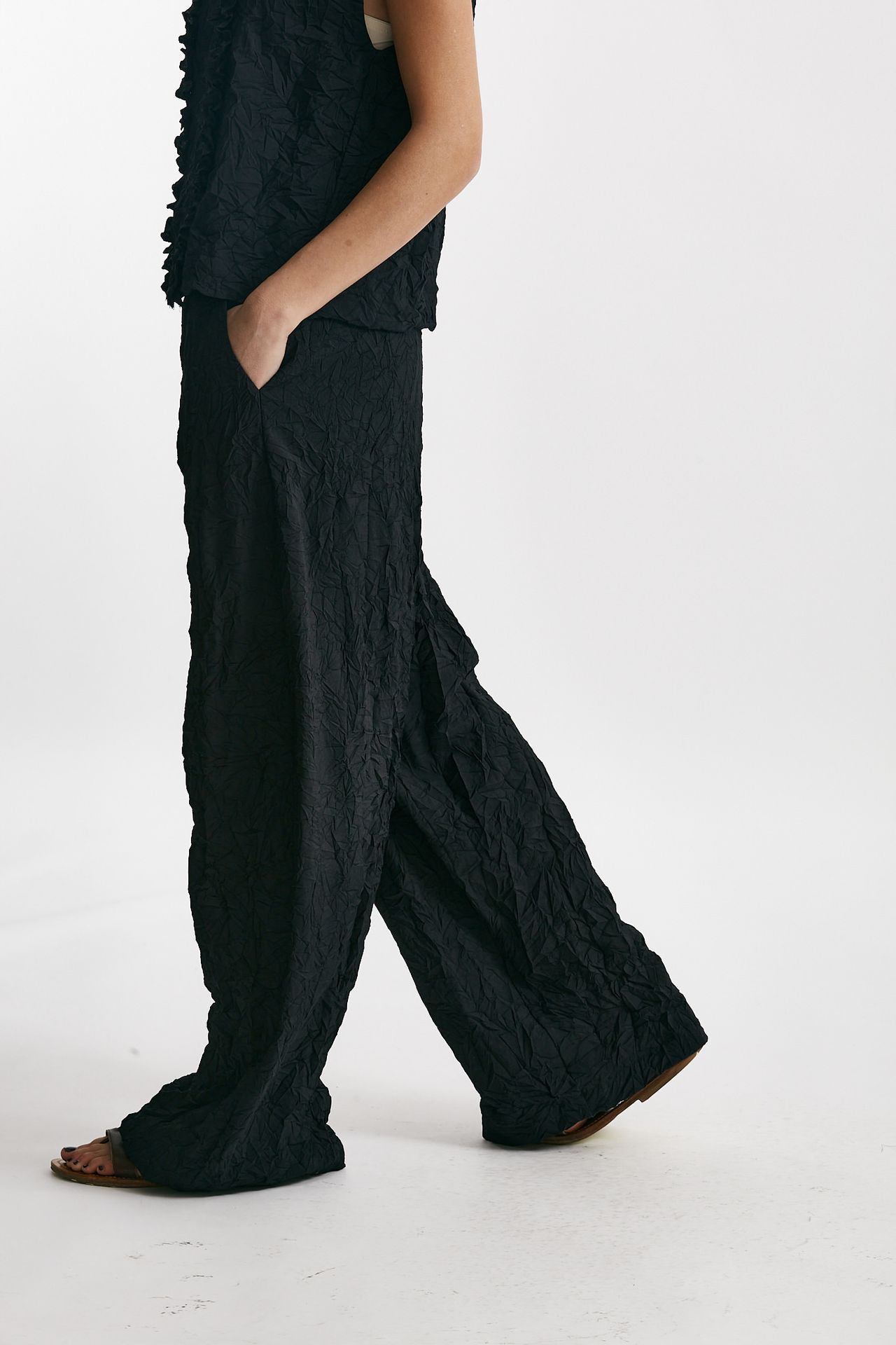 Pantalone loose effetto stropicciato nero