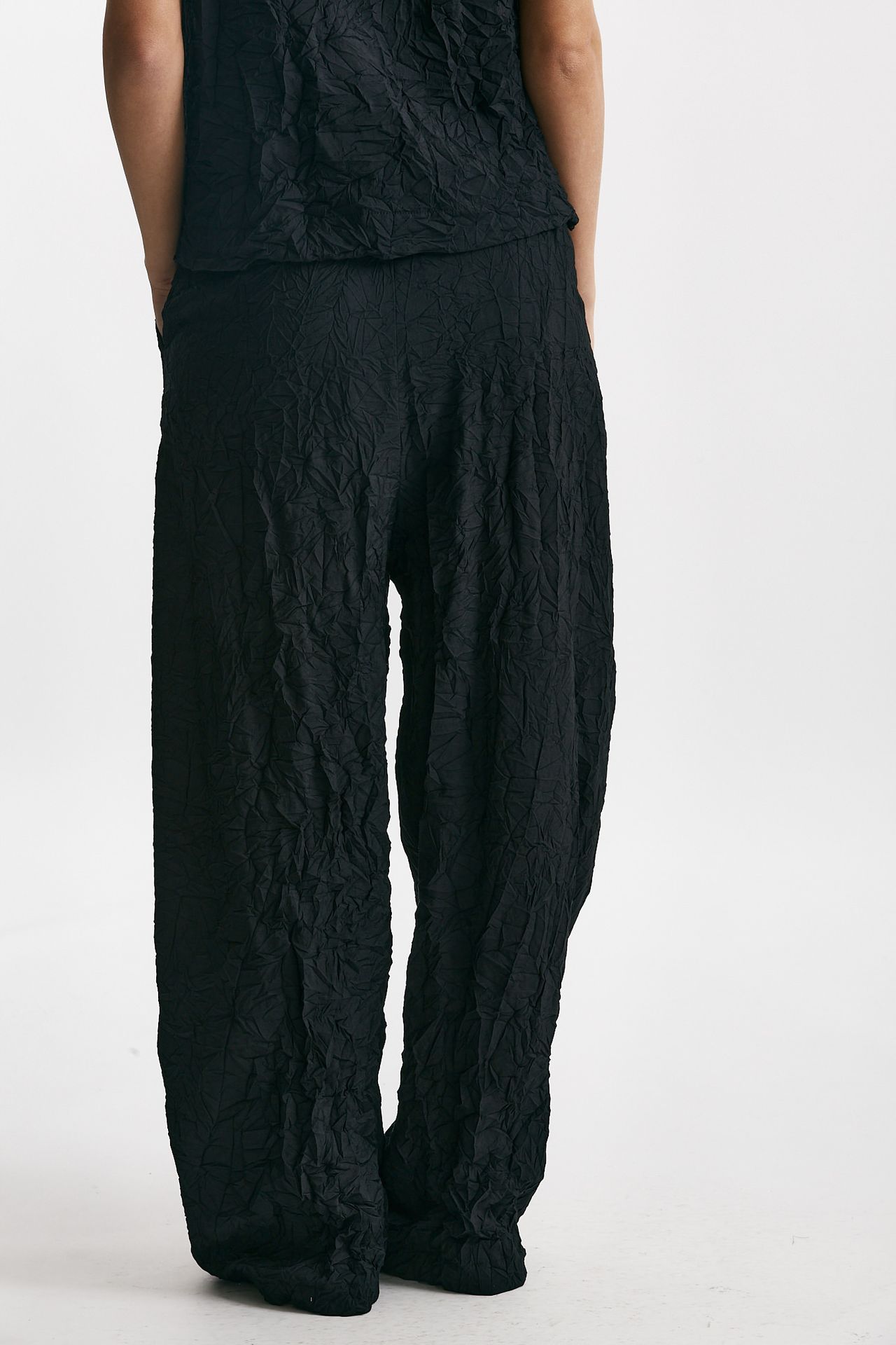 Pantalone loose effetto stropicciato nero