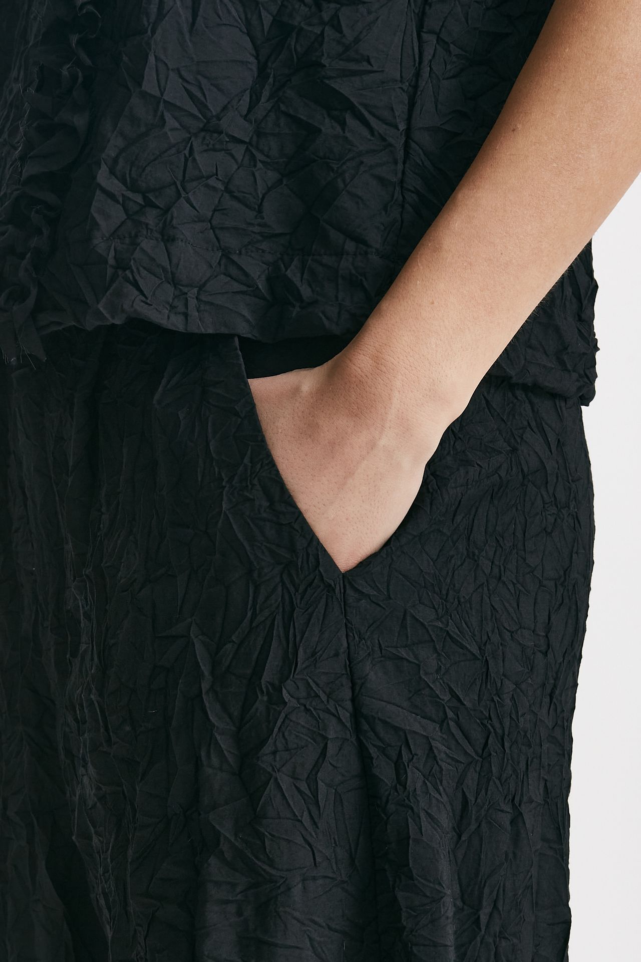 Pantalone loose effetto stropicciato nero
