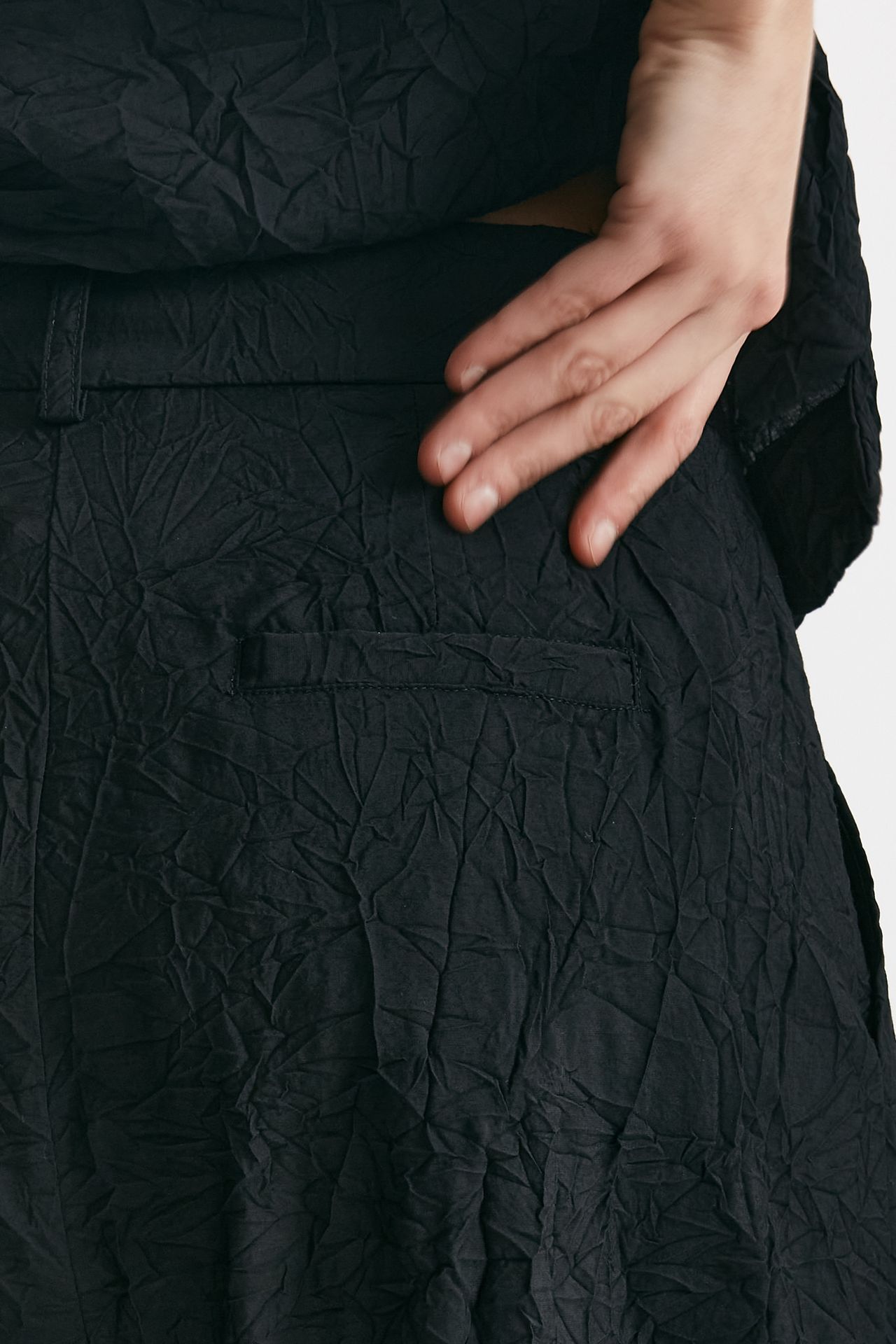 Pantalone loose effetto stropicciato nero