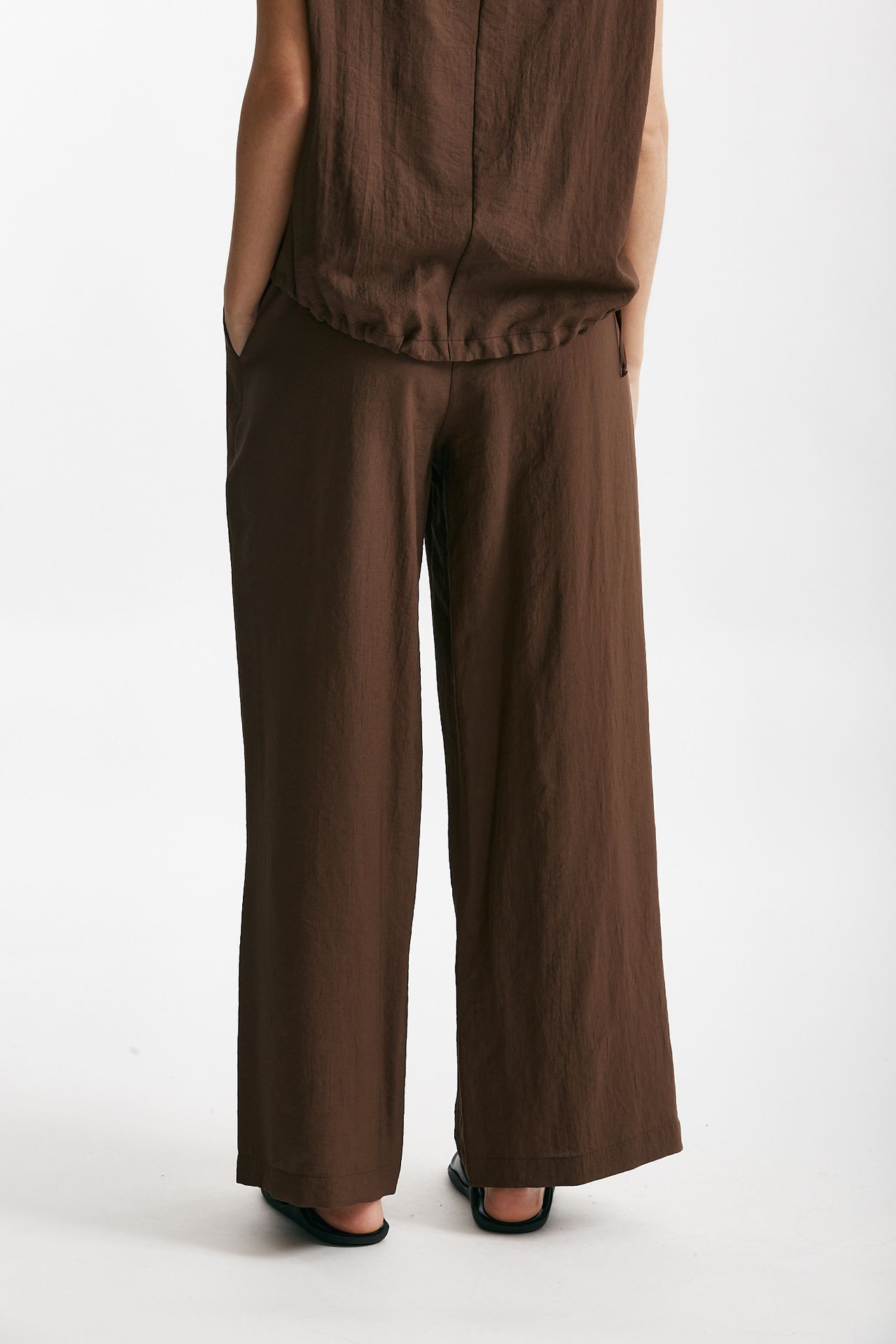 Pantalone effetto stropicciato marrone