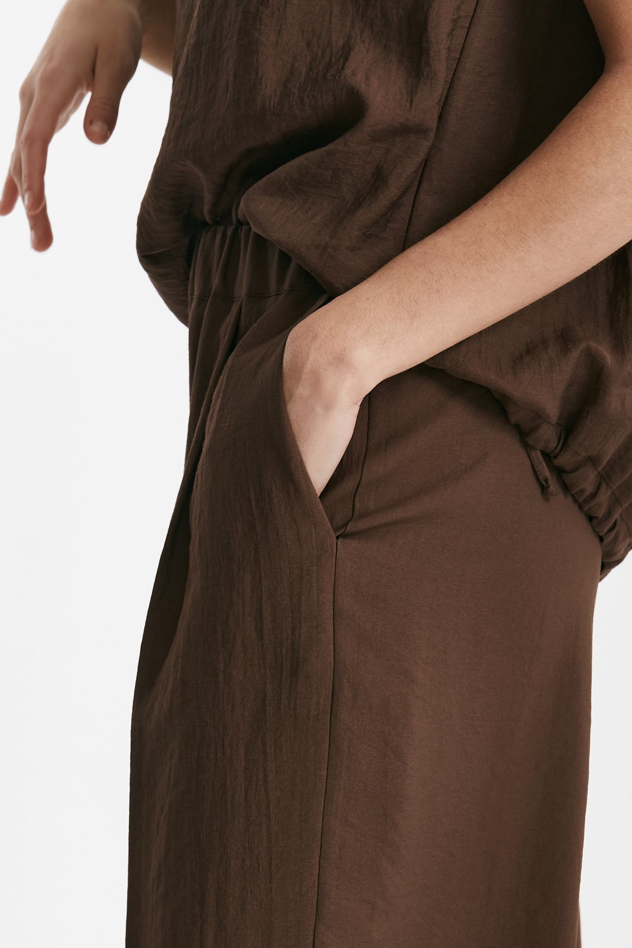 Pantalone effetto stropicciato marrone