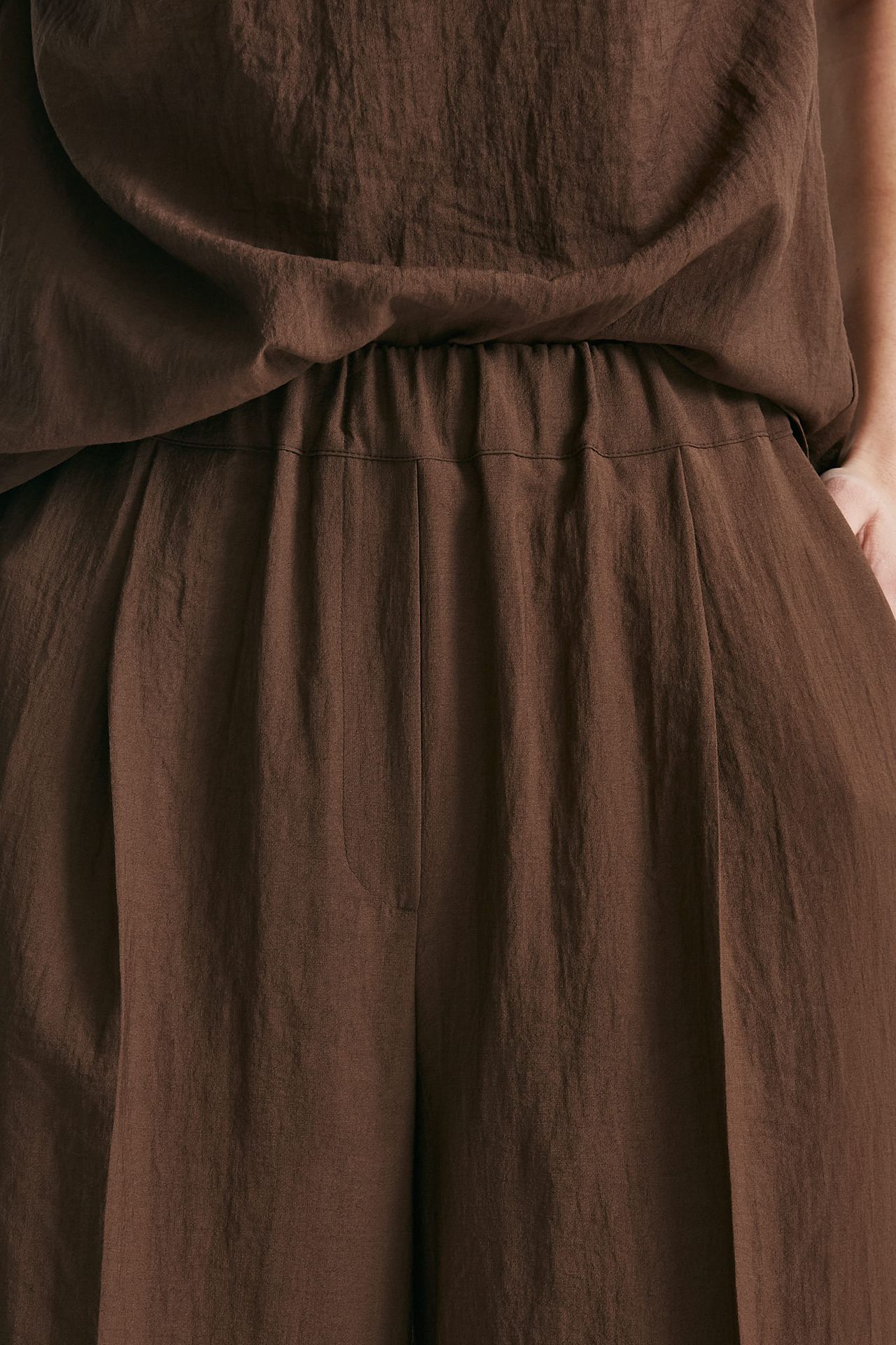 Pantalone effetto stropicciato marrone