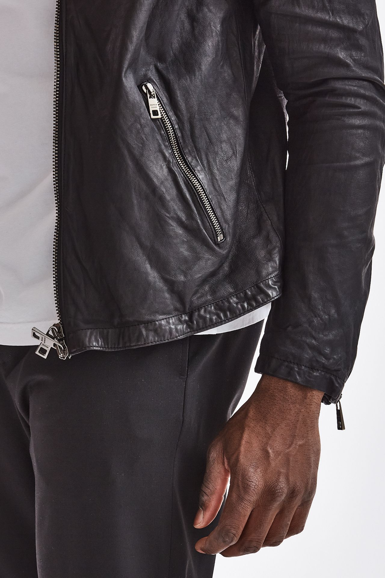 Biker in pelle nero