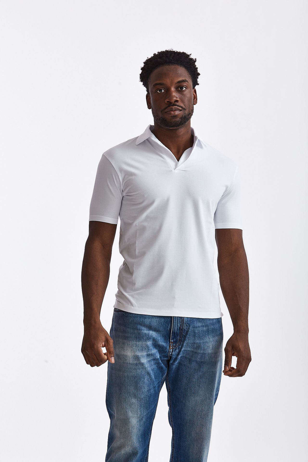 Polo scollo a V in cotone bianco