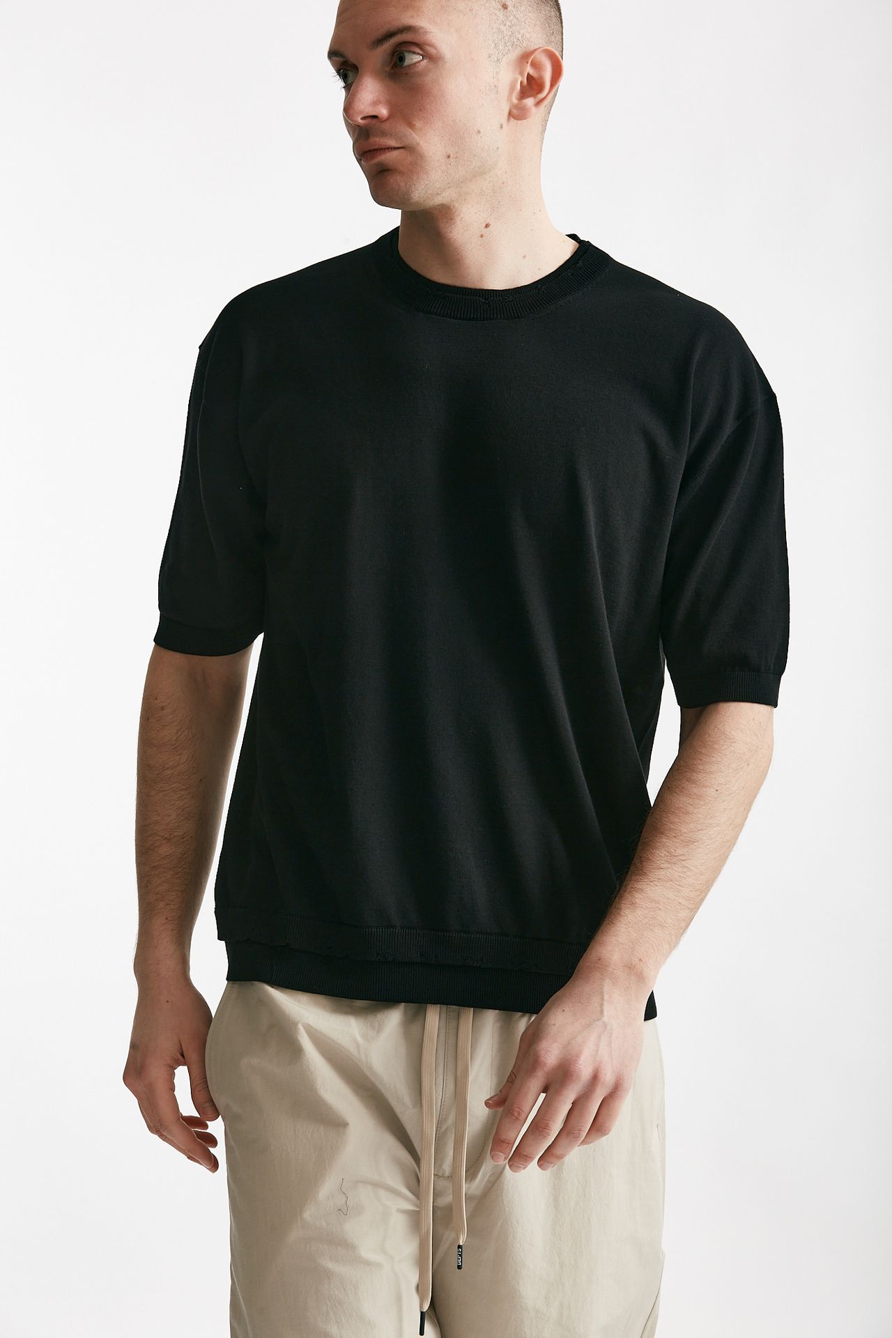 T-shirt in cotone nero destroyed