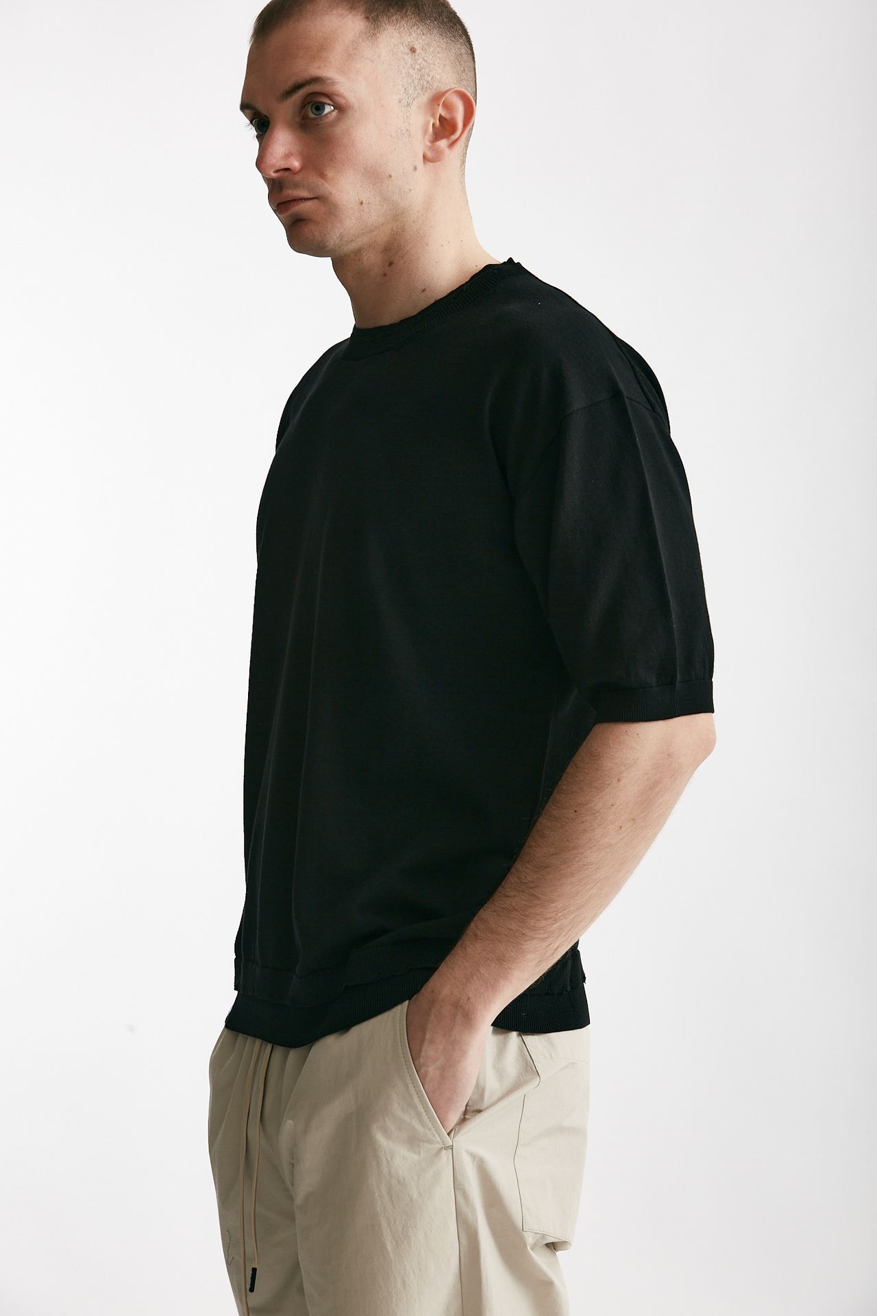 T-shirt in cotone nero destroyed