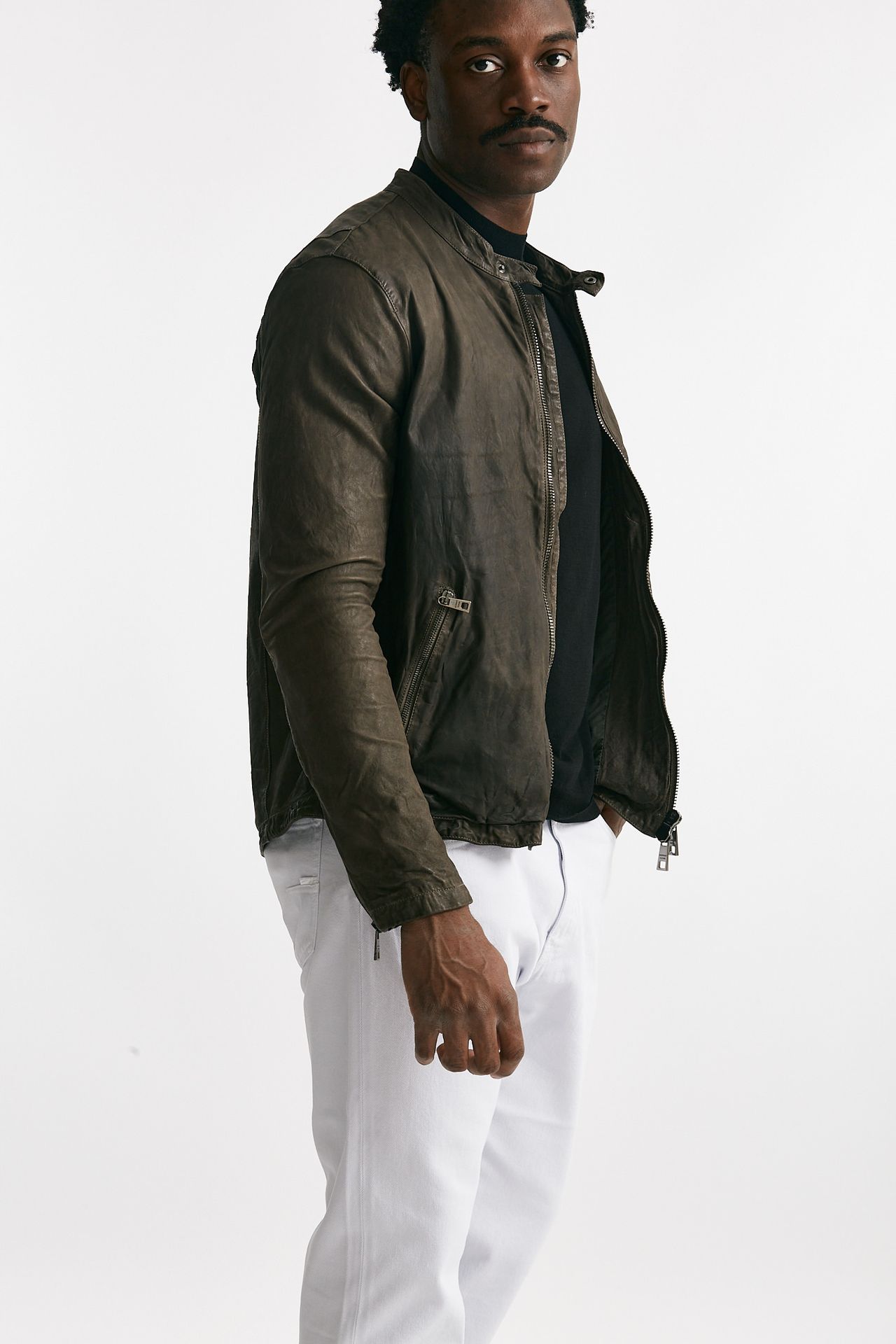 Biker in pelle marrone