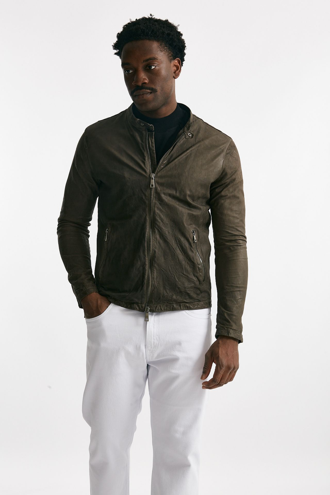 Biker in pelle marrone