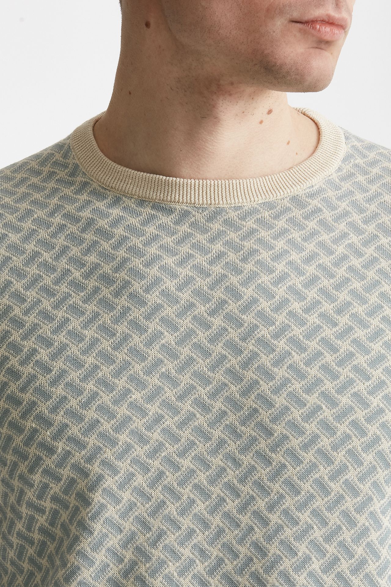 Maglia in cotone e lino fantasia panna e azzurro