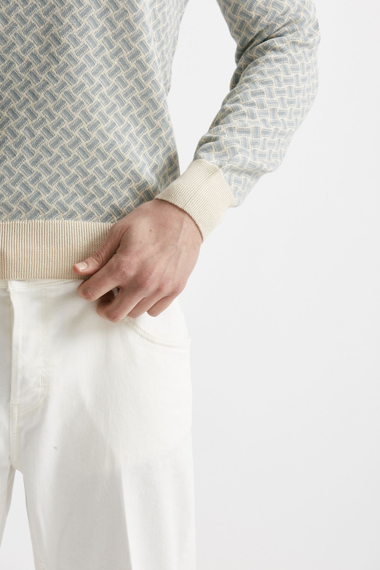 Maglia in cotone e lino fantasia panna e azzurro