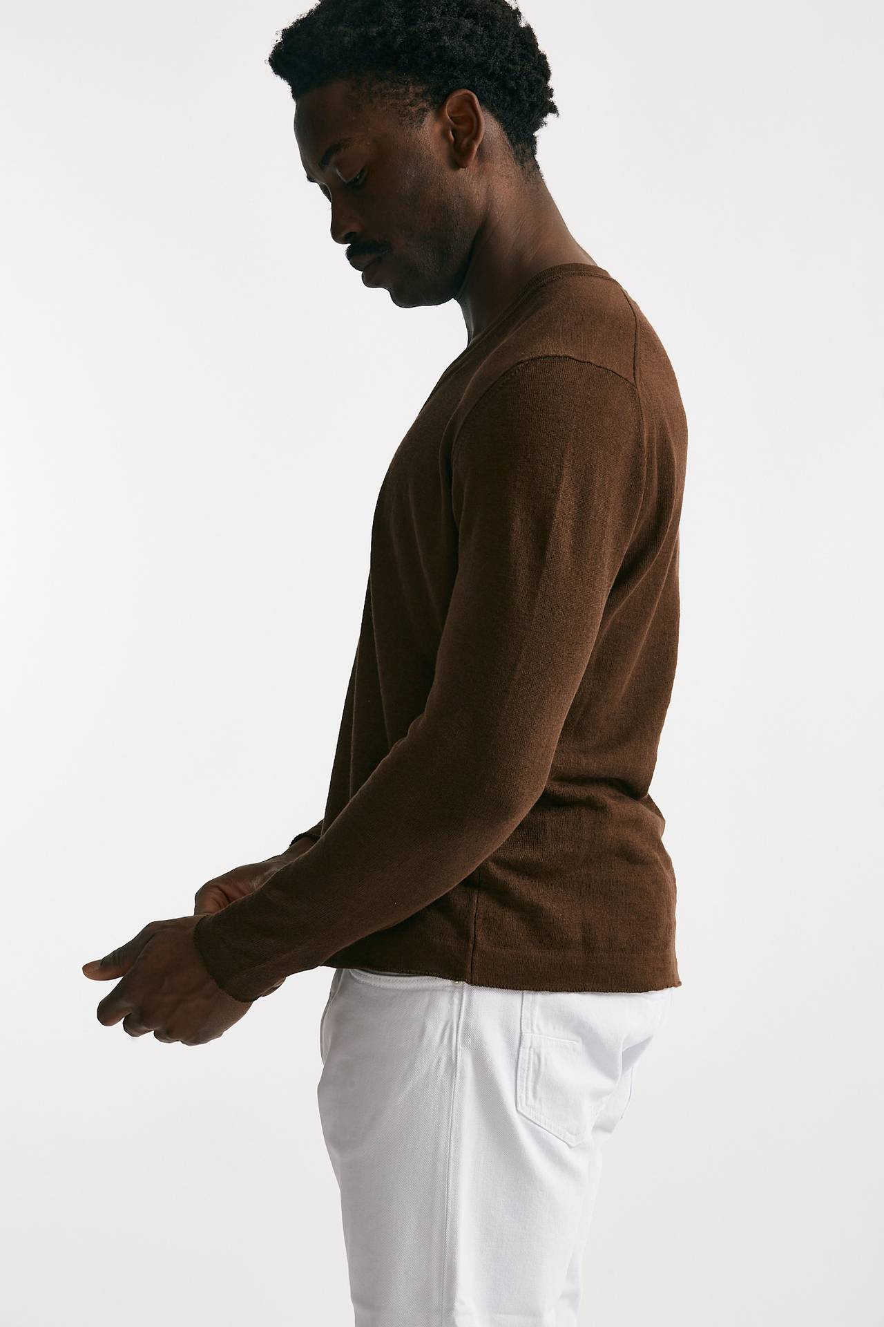 Maglia scollo V in lino e cotone tabacco