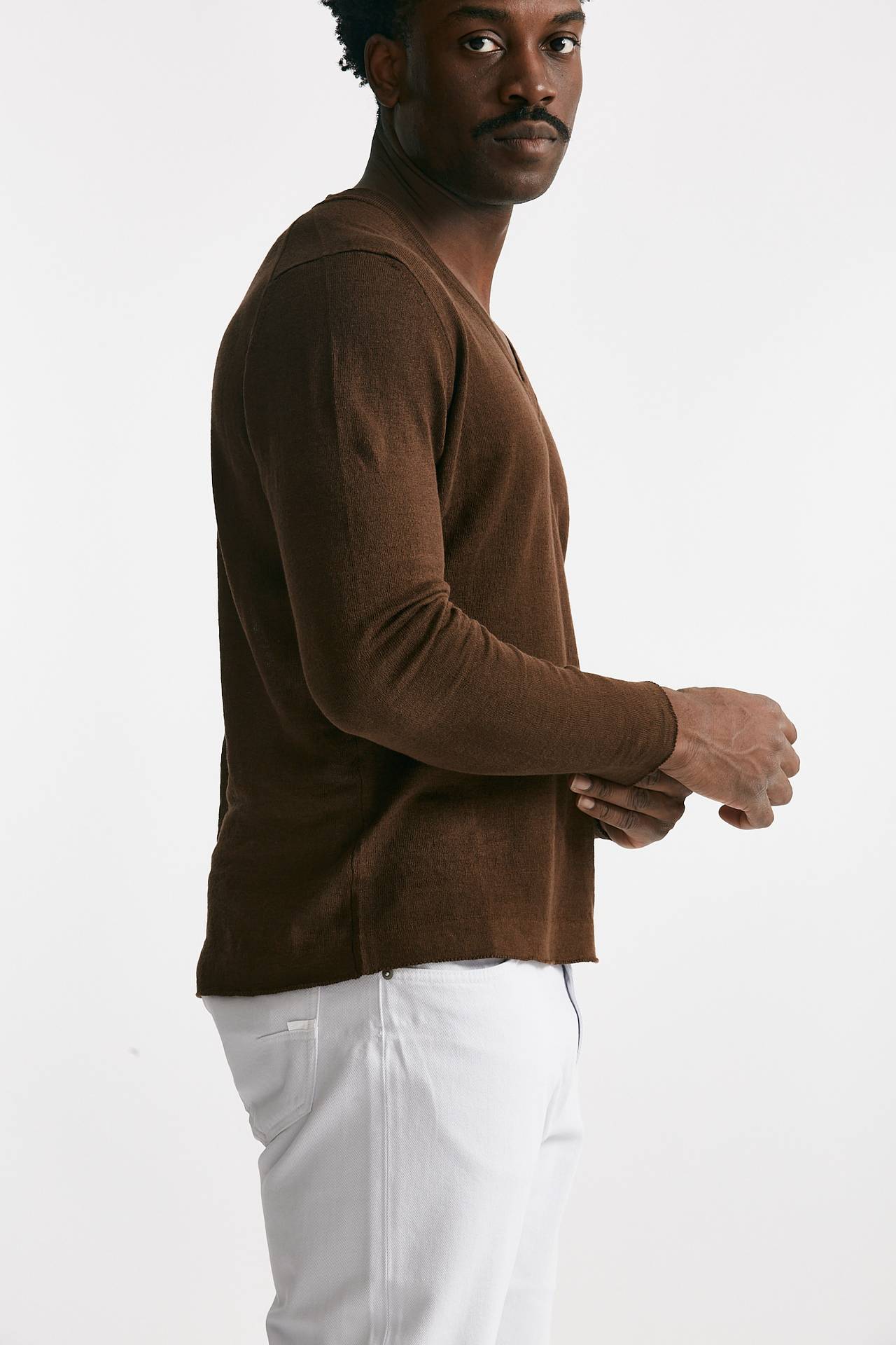 Maglia scollo V in lino e cotone tabacco