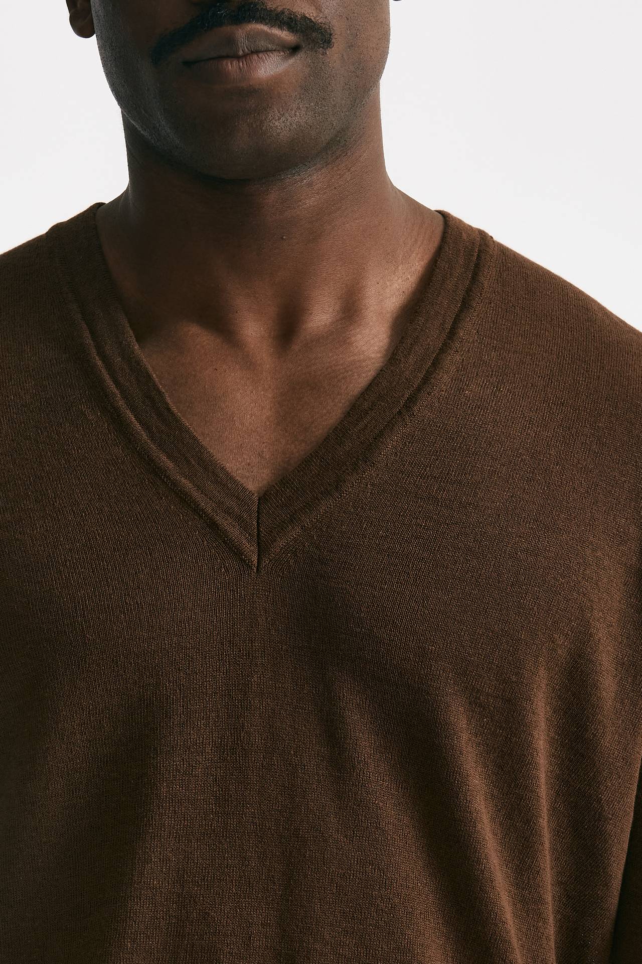 Maglia scollo V in lino e cotone tabacco