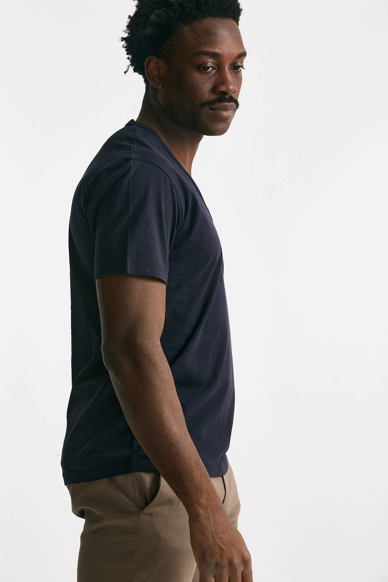 T-shirt scollo a V in cotone blu 