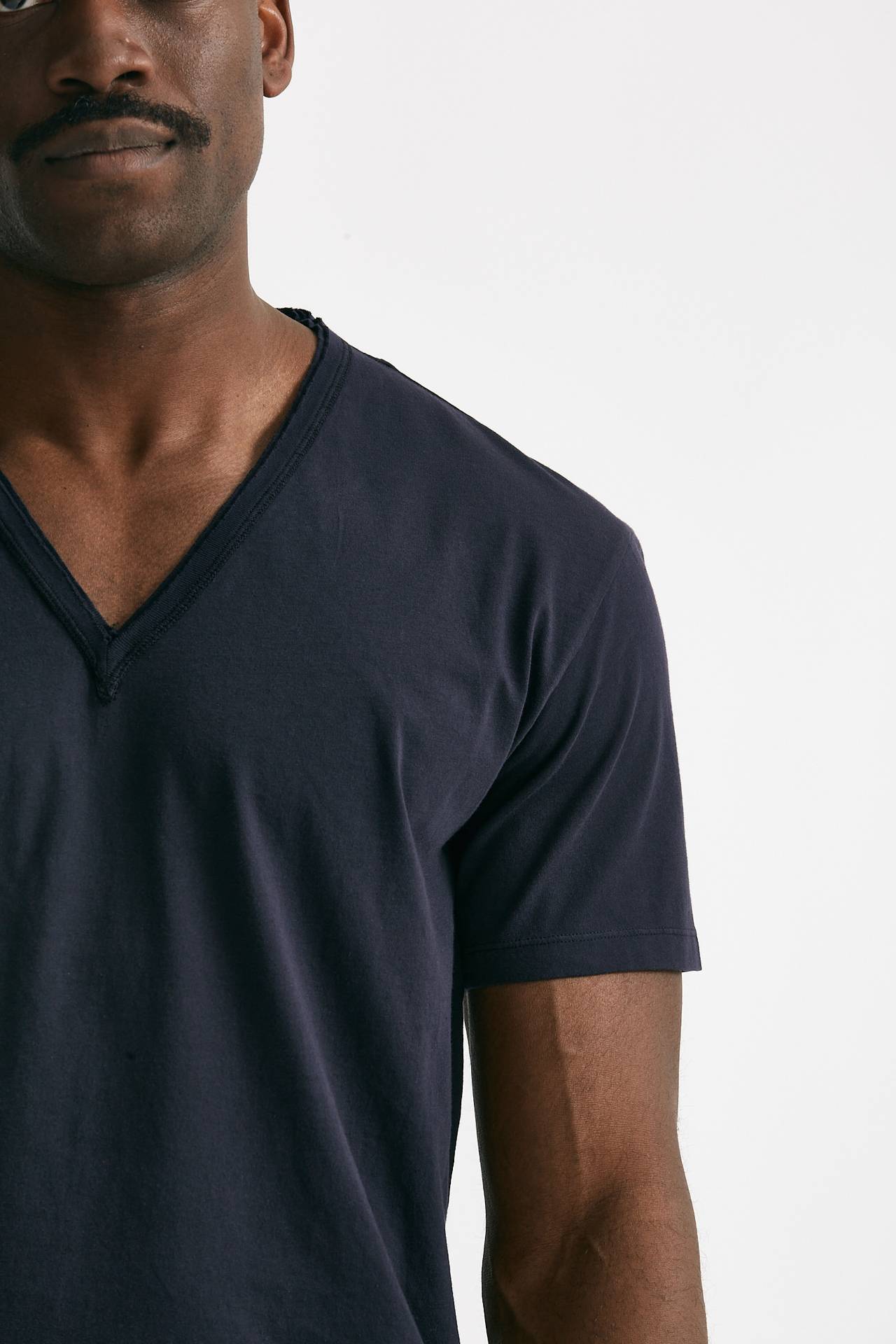 T-shirt scollo a V in cotone blu 