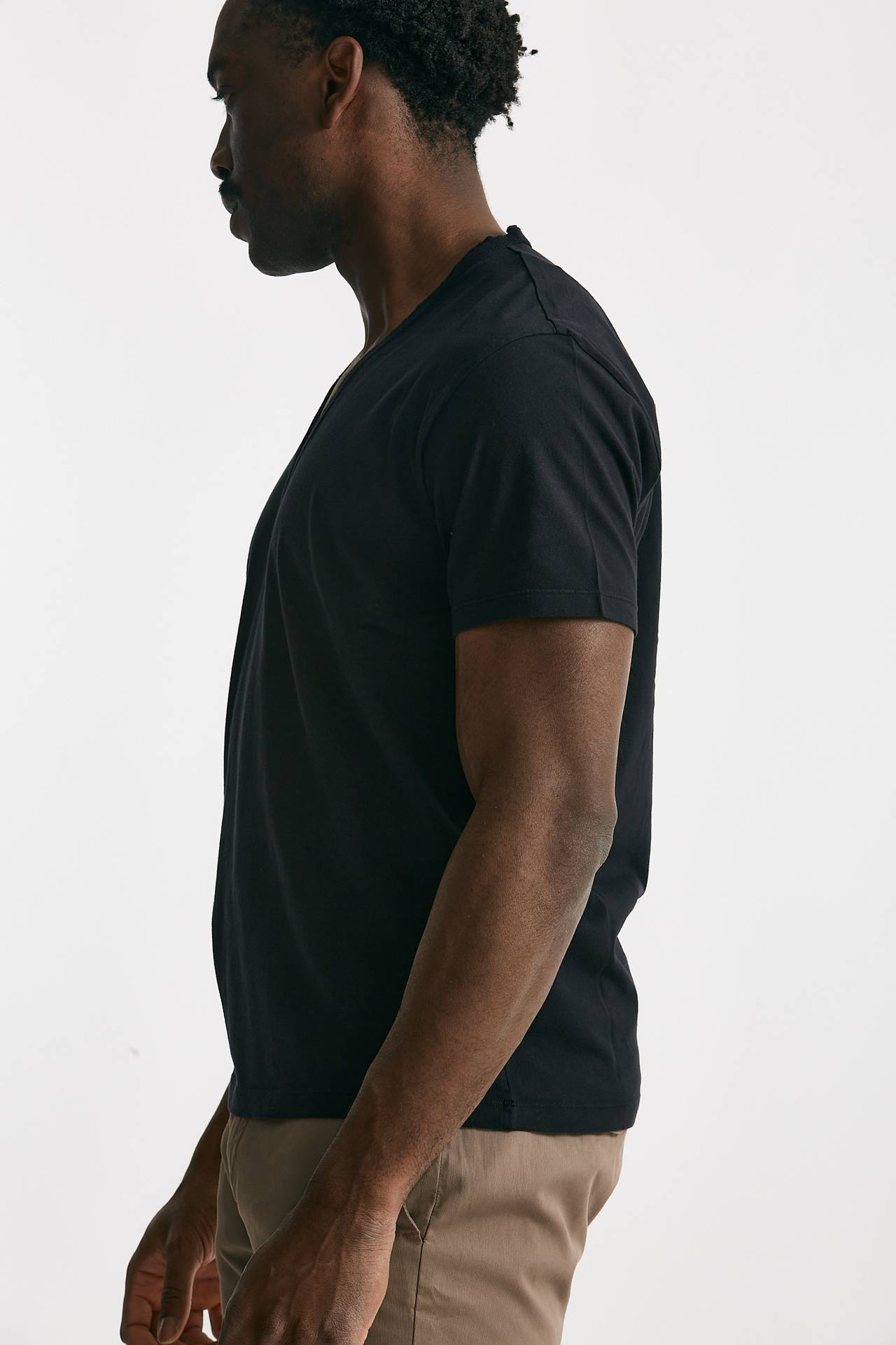 T-shirt scollo a V in cotone nero 