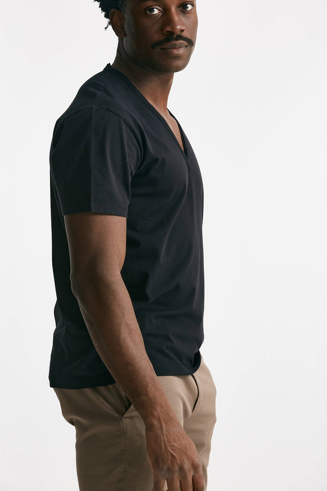 T-shirt scollo a V in cotone nero 