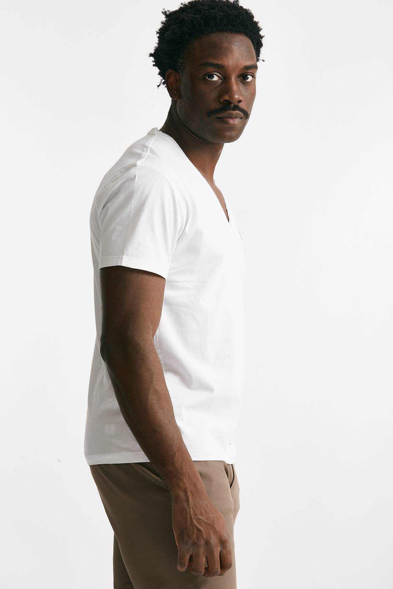 T-shirt scollo a V in cotone bianco